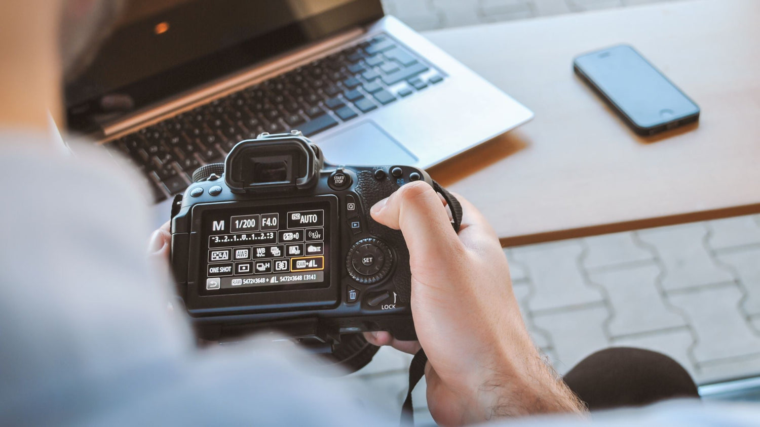 Vlogger's Ultimate Gear List for 2025: Cameras, Lights & More