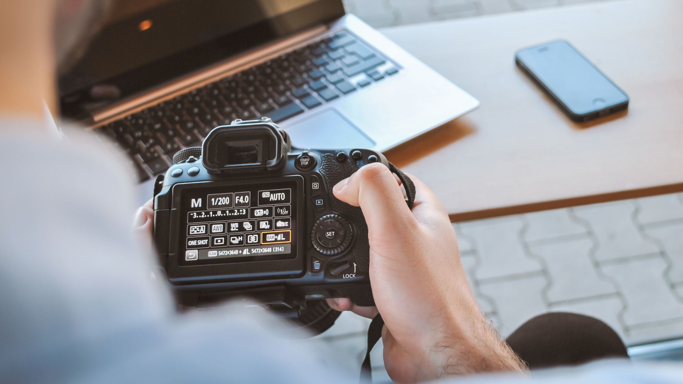 Vlogger's Ultimate Gear List for 2025: Cameras, Lights & More
